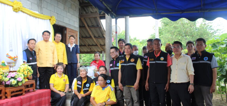 เทศบาลตำบลหนองยวง ร่วมพิธีมอบบ้าน ตามโครงการบ้านกาชาด ปันรัก สร้างสุข จังหวัดลำพูน เฉลิมพระเกียรติพระบาทสมเด็จพระเจ้าอยู่หัว สมเด็จพระนางสิริกิติ์ พระบรมราชินีนาถ พระบรมราชชนนีพันปีหลวง เนื่องในโอกาสวันเฉลิมพระชนมพรรษา ประจำปี 2568 ณ หมู่ที่ 4 บ้านหัวห้วย ตำบลหนองยวง อำเภอเวียงหนองล่อง จังหวัดลำพูน
