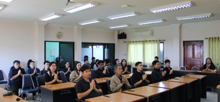 เทศบาลตำบลหนองยวง ร่วมพิธีเจริญพระพุทธมนต์ จิตตภาวนา(ผ่านระบบออนไลน์) เนื่องในวันคล้ายวันพระบรมราชสมภพพระบาทสมเด็จพระบรมชนกาธิเบศร มหาภูมิพลอดุลยเดชมหาราช บรมนาถบพิตร วันชาติและวันพ่อแห่งชาติ (5 ธันวาคม 2568) เพื่อถวายเป็นพระราชกุศล ณ ห้องประชุมสภาเทศบาลตำบลหนองยวง อำเภอเวียงหนองล่อง จังหวัดลำพูน