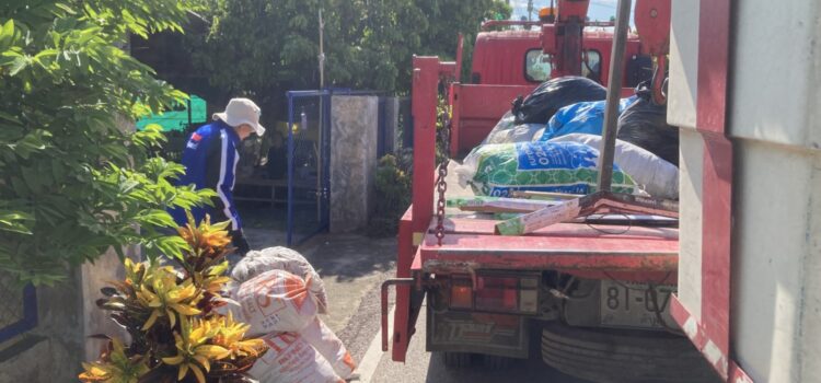 เทศบาลตำบลหนองยวง ได้ดำเนินการจัดเก็บใบไม้ในครัวเรือนหรือที่สาธารณะ เพื่อลดการเผาในที่โล่งและแก้ไขปัญหาฝุ่น PM2.5 ณ หมู่ที่ 1 บ้านเหล่าดู่ ตำบลหนองยวง อำเภอเวียงหนองล่อง จังหวัดลำพูน