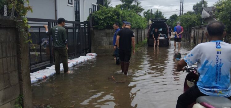 เทศบาลตำบลหนองยวง ลงพื้นที่สำรวจและให้ความช่วยเหลือประชาชนที่ได้รับผลกระทบจากสถานการณ์น้ำท่วมในพื้นที่ตำบลหนองยวง อำเภอเวียงหนองล่อง จังหวัดลำพูน